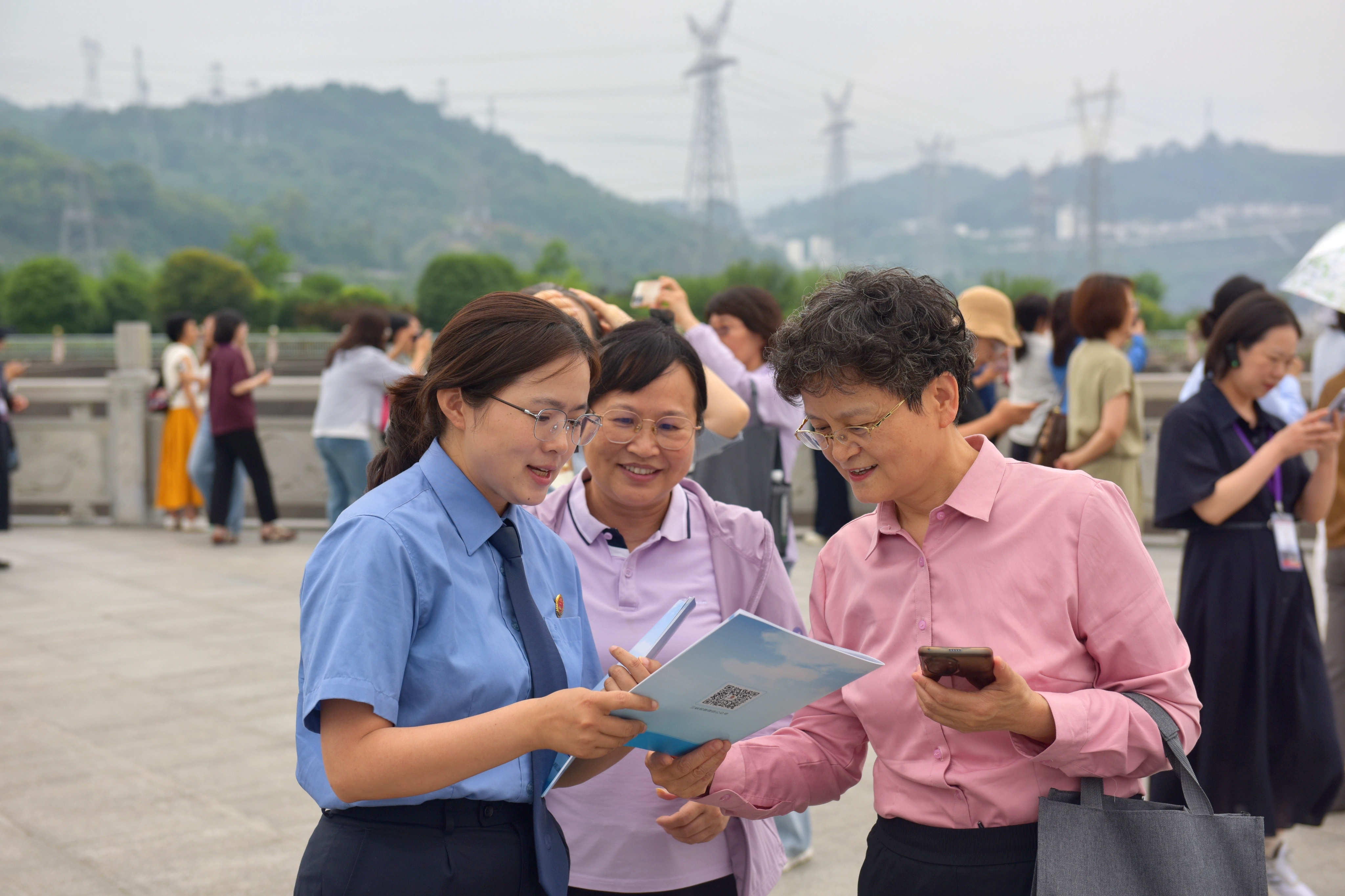 法润三峡景  典护民生安 —— 检察机关走进三峡大坝开展民法典宣传